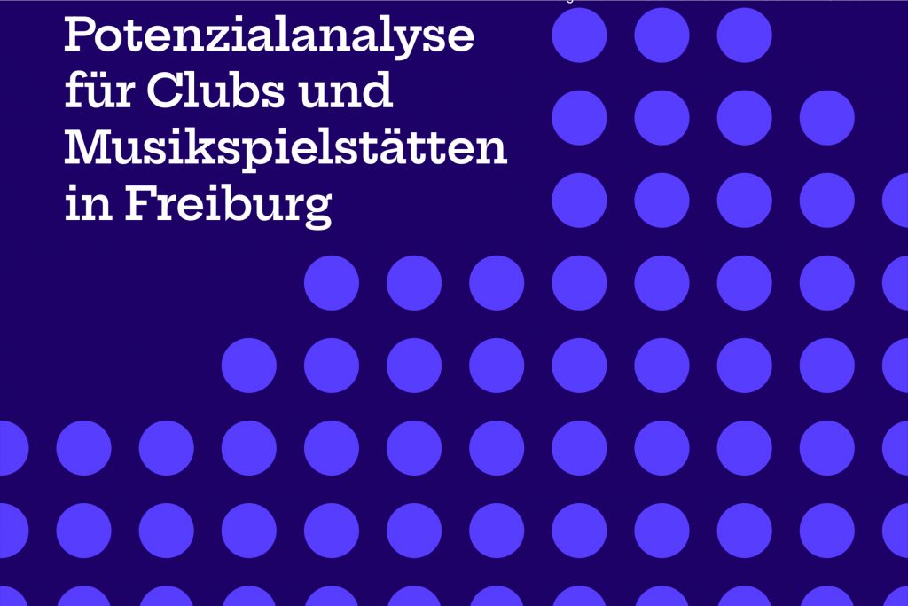 Titelseite einer Publikation mit dem Titel „Potenzialanalyse für Clubs und Musikspielstätten in Freiburg“. Der Hintergrund ist dunkelblau. Auf der linken Seite steht der Titel in großer, weißer Schrift. Die rechte Seite ist mit einem Raster aus gleichmäßig angeordneten, violett-blauen Punkten versehen, die grafisch an eine steigende Wellenform erinnern.