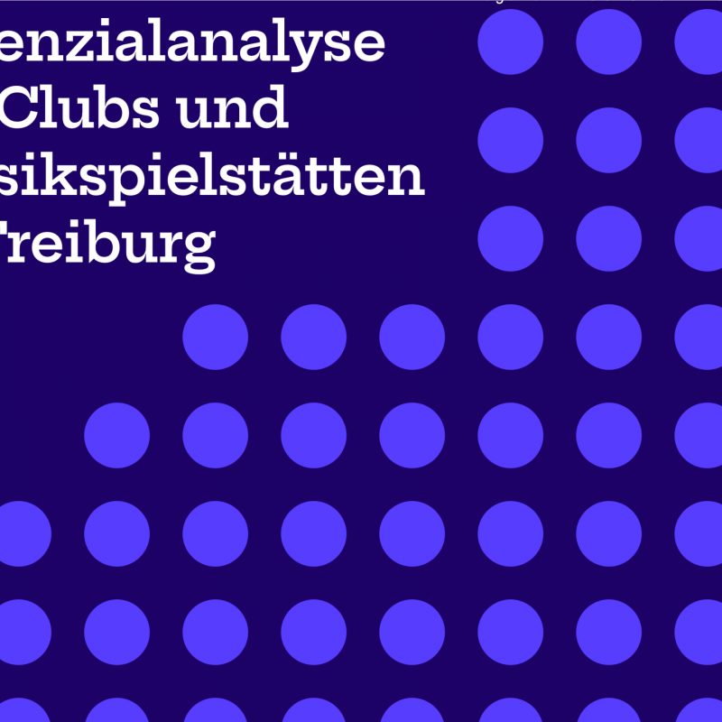 Titelseite einer Publikation mit dem Titel „Potenzialanalyse für Clubs und Musikspielstätten in Freiburg“. Der Hintergrund ist dunkelblau. Auf der linken Seite steht der Titel in großer, weißer Schrift. Die rechte Seite ist mit einem Raster aus gleichmäßig angeordneten, violett-blauen Punkten versehen, die grafisch an eine steigende Wellenform erinnern.
