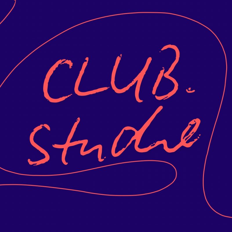 Ein dunkel lila Hintergrund auf dem in orange der Schriftzug „Clubstudie“ leuchtet und von feinen orangenen Lininen umrahmt ist.