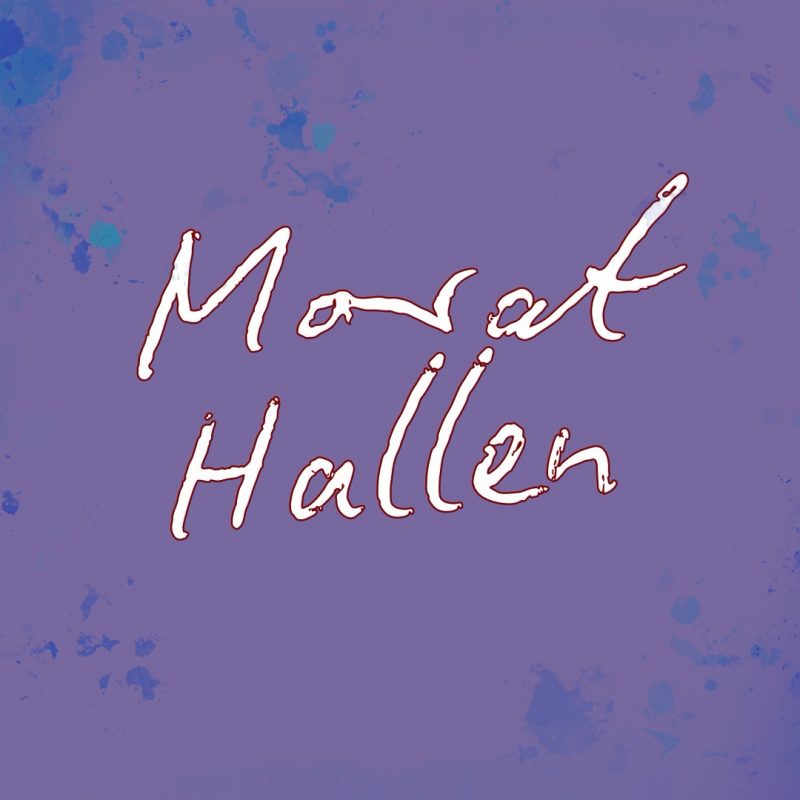 Handschriftlich wirkender Schriftzug „Morat Hallen“ in zartem Rosa auf einem lila Hintergrund mit blauen und türkisen Farbklecksen. Der Hintergrund erinnert an eine Aquarell- oder Sprenkeltechnik und verleiht dem Bild eine kreative, künstlerische Atmosphäre.