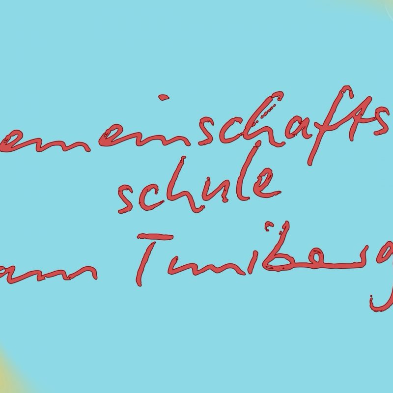 Handschriftlicher roter Schriftzug auf hellblauem Hintergrund. In drei Zeilen steht: „Gemeinschaftsschule am Tuniberg“. Der Hintergrund ist hellblau, an den linken und rechten Rändern befinden sich breite, gelblich-transparente Verläufe mit weißen Kreismustern, die an Lichtreflexionen erinnern. Die Gestaltung wirkt freundlich und sommerlich.
