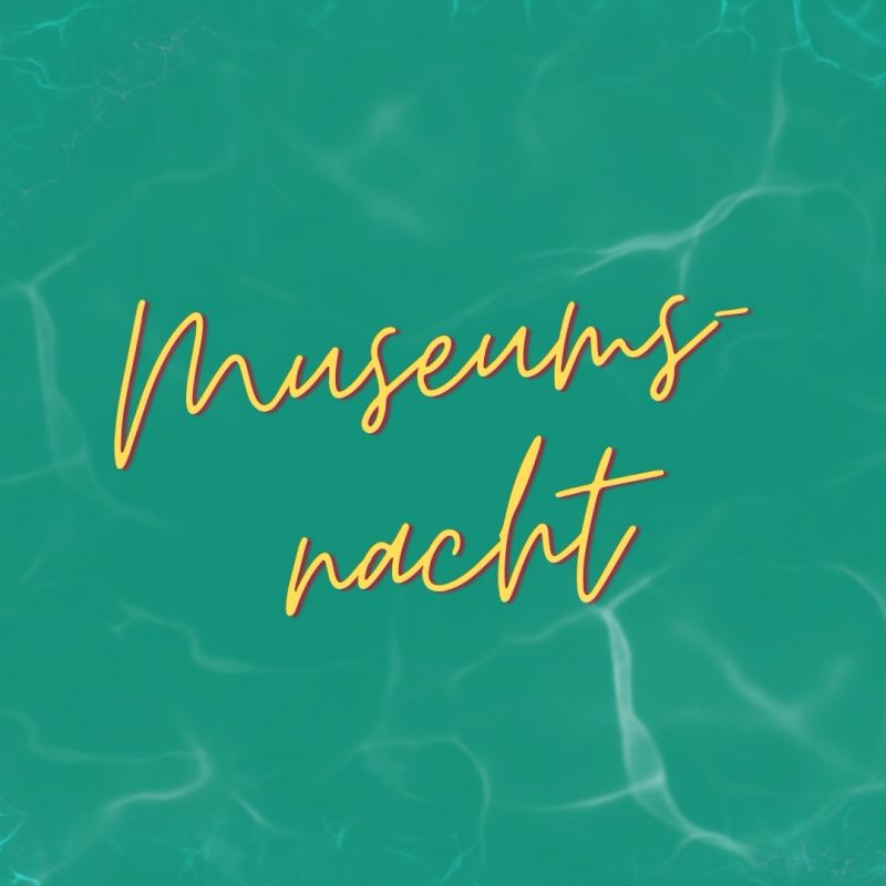 In gelb-orangefarbener, geschwungener Handschrift steht in zwei Zeilen das Wort „Museumsnacht“ auf einem türkisfarbenen Hintergrund mit leuchtenden Wasserreflexionen. Die Lichtmuster erinnern an die Oberfläche eines Schwimmbeckens oder an Lichtspiele im Wasser bei Nacht. Der Schriftzug ist zentriert und hebt sich kontrastreich vom Hintergrund ab.
