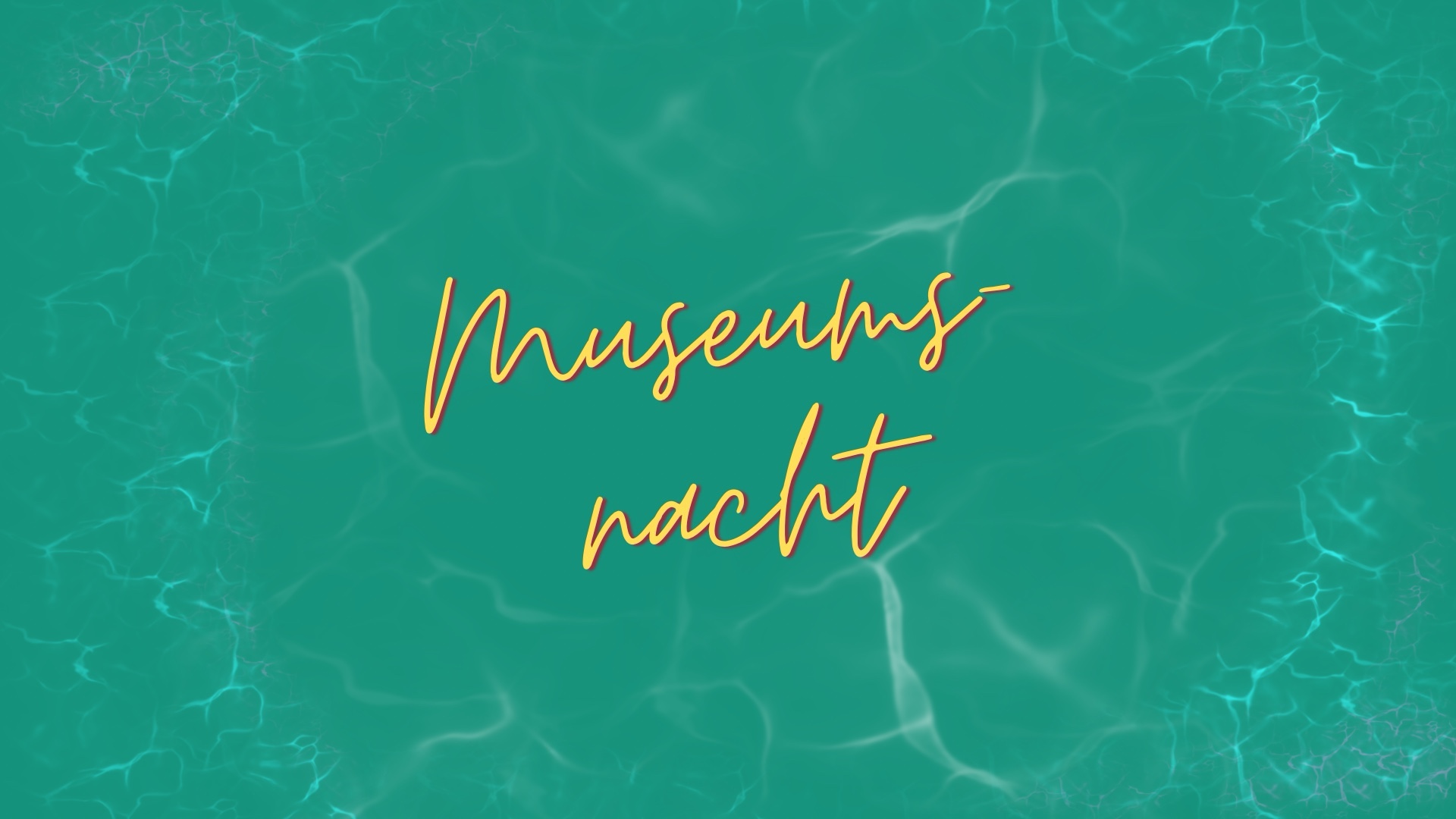 In gelb-orangefarbener, geschwungener Handschrift steht in zwei Zeilen das Wort „Museumsnacht“ auf einem türkisfarbenen Hintergrund mit leuchtenden Wasserreflexionen. Die Lichtmuster erinnern an die Oberfläche eines Schwimmbeckens oder an Lichtspiele im Wasser bei Nacht. Der Schriftzug ist zentriert und hebt sich kontrastreich vom Hintergrund ab.
