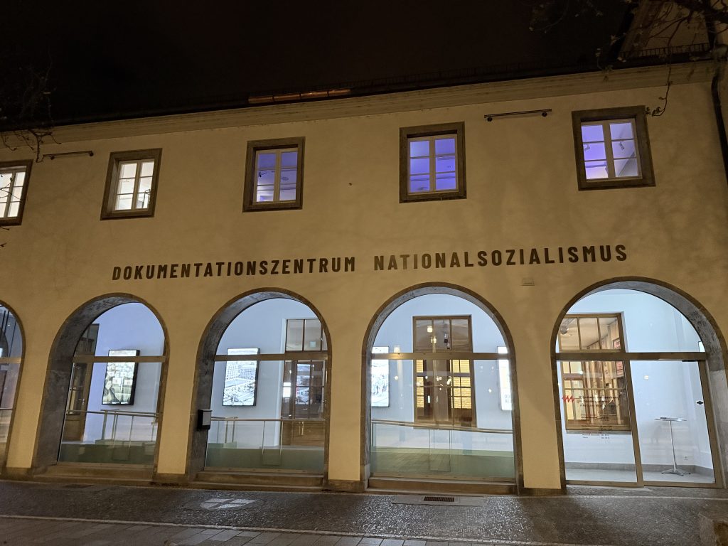 Ein Bild des Dokumentationszentrums Nationalsozialismus in einer abendlichen Lichtstimmung.