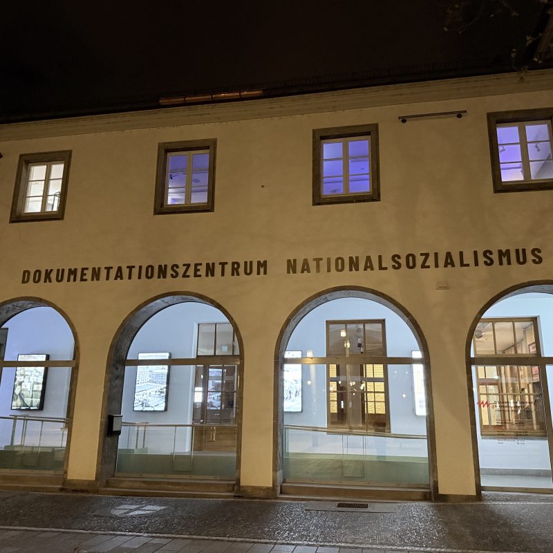 Ein Bild des Dokumentationszentrums Nationalsozialismus in einer abendlichen Lichtstimmung.