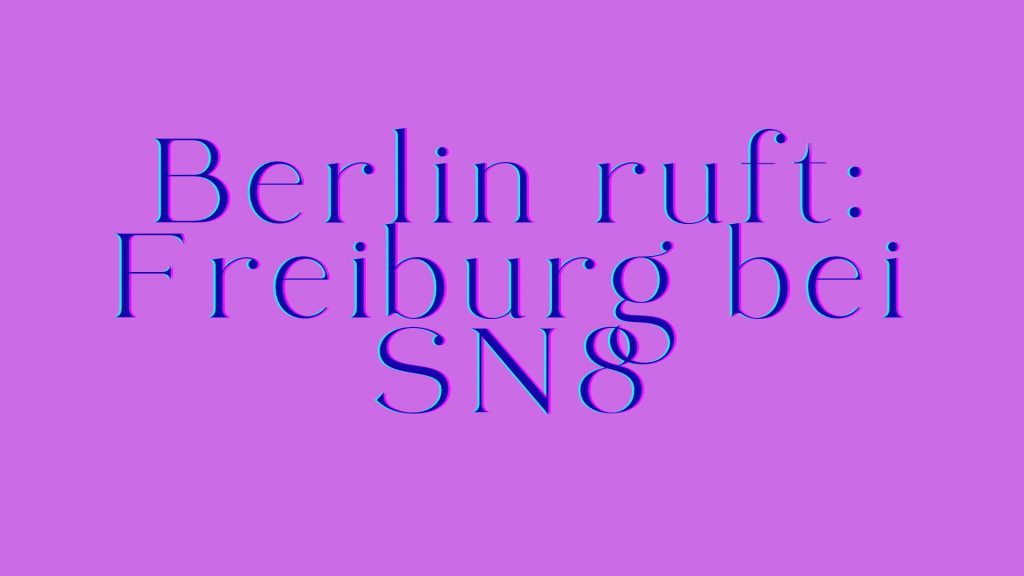 Der Schriftzug: „Berlin ruft: Freiburg bei SN8“ in blau auf einem violetten Hintergrund