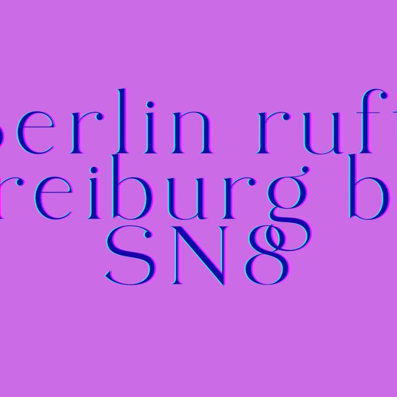 Der Schriftzug: „Berlin ruft: Freiburg bei SN8“ in blau auf einem violetten Hintergrund