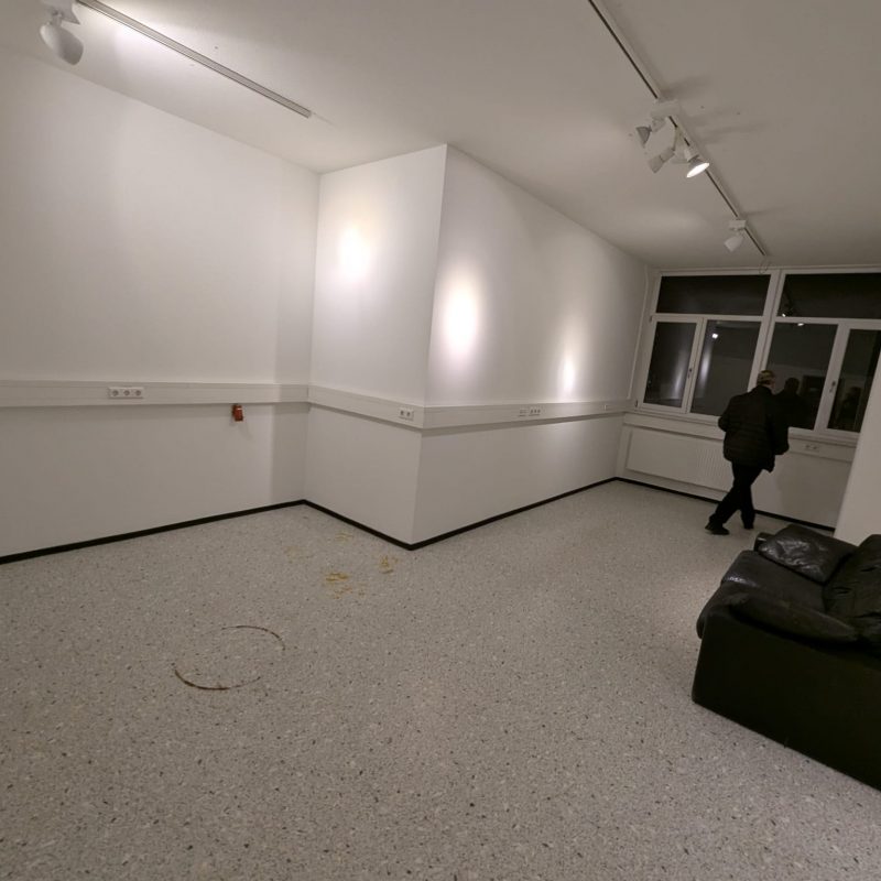 Ein leerer Kunstraum mit weißen Wänden, der für Ausstellungen geeignet ist.