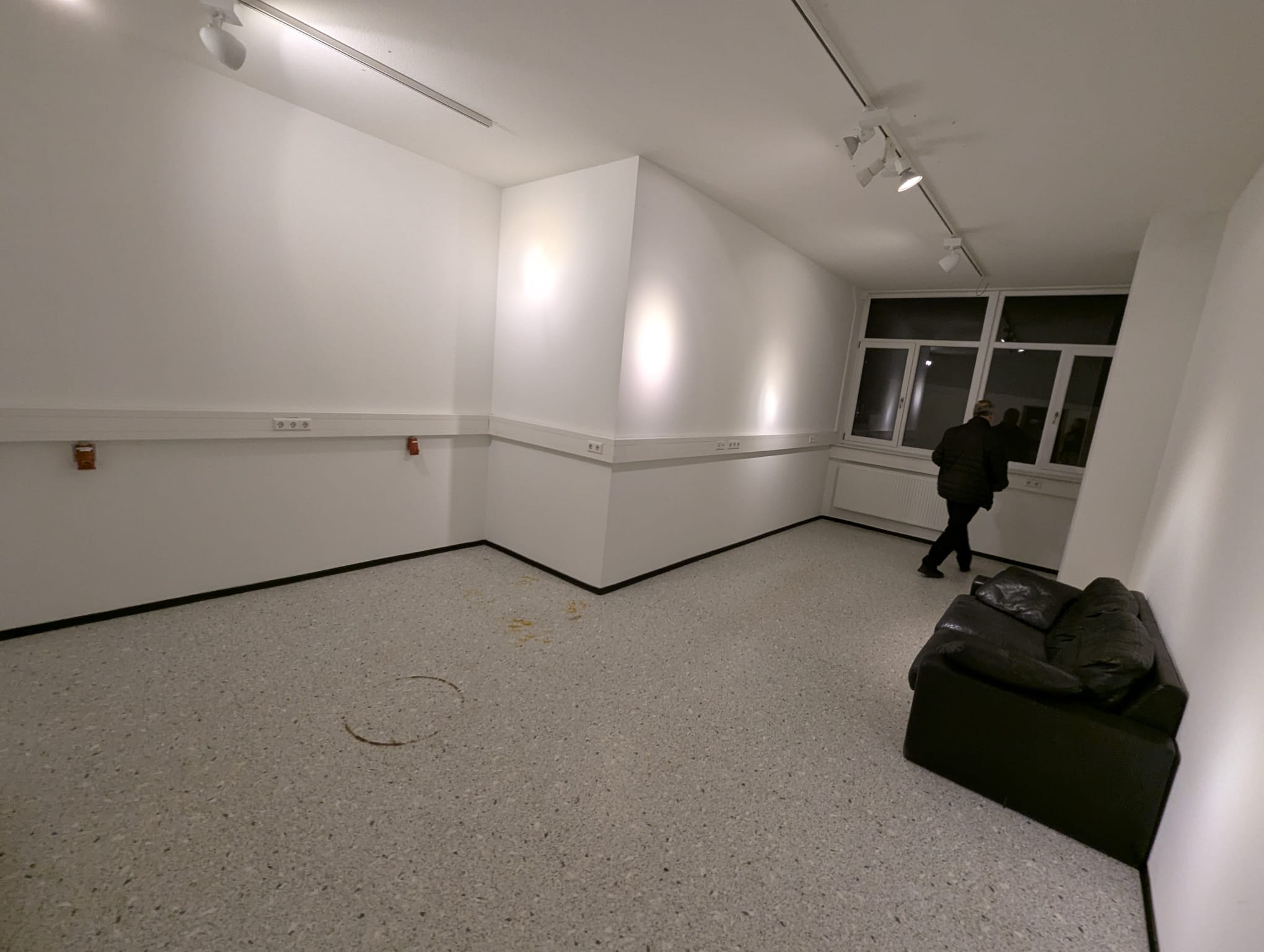 Ein leerer Kunstraum mit weißen Wänden, der für Ausstellungen geeignet ist.